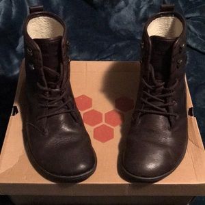 Women’s Vivobarefoot Gobi Hi Top Leather. US 8